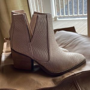 New without tags Not Rated booties